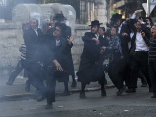 Сотни ультраортодоксальных израильтян устроили беспорядки в религиозных кварталах Иерусалима из-за ареста женщины, принадлежащей их общине. Они жгли покрышки и мусорные контейнеры, забрасывали камнями полицейских, били стекла в учреждениях