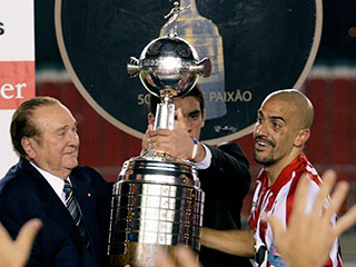 Аргентинский "Эстудиантес" в четвертый раз в истории стал обладателем самого престижного трофея в клубном южноамериканском - Кубка Либертадорес, который является аналогом европейской Лиги чемпионов