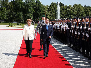 Российский президент Дмитрий Медведев начал краткий рабочий визит в Германию, встретившись с канцлером Ангелой Меркель в формате один на один