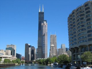 Всемирно известный небоскреб Sears Tower в Чикаго (штат Иллинойс), самое высокое здание на территории США, прекратил свое 30-летнее существование под этим названием