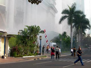 Шесть человек погибли в результате взрывов бомб в двух фешенебельных отелях в центре Джакарты - Ritz Carlton и Marriott