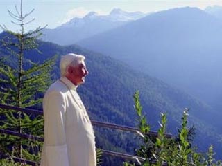 Папа Бенедикт XVI, которому недавно исполнилось 82 года был сегодня доставлен в больницу северного итальянского города Аоста, где понтифик проводит отпуск