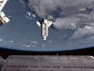 Американский шаттл Endeavour успешно совершил стыковку с Международной космической станцией