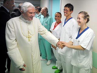 Папа Римский Бенедикт XVI покинул больницу в хорошем настроении