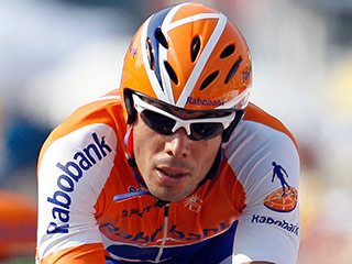 Во время 13-го этапа многодневной велогонки "Тур де Франс", который состоялся 17 июля между пунктами Виттель &#8211; Кольмар (200 км), двое участников, в том числе и выступающий за команду Rabobank испанец Оскар Фрейре, были обстреляны из пневматического 