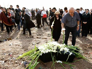 Родственники погибших пассажиров на месте крушения самолета, 16 июля 2009 года