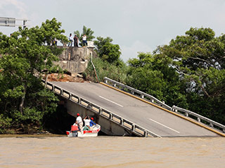 Автомобильный 200-метровый мост через реку Тонала обрушился в субботу в Мексике на границе штатов Веракрус и Табаско, по предварительным данным, три человека погибли