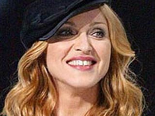Знаменитая поп-певица Мадонна посетила в воскресенье, 19 июля, пострадавших в результате обрушения сцены в Марселе, где должен был состояться ее концерт