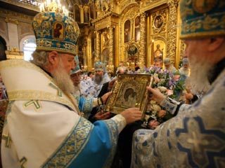 в день праздника Казанской иконы Божией Матери Патриарх Кирилл совершил в храме Христа Спасителя божественную литургию