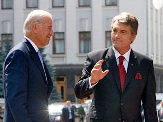 Президент Украины Виктор Ющенко встретил во вторник прибывшего с визитом вице-президента США Джозефа Байдена перед своей резиденцией на улице Банковой в Киеве