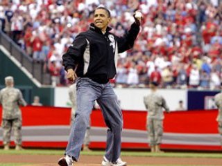 На бейсбольном матче всех звезд Главной бейсбольной лиги (MLB), где президент традиционно совершает первый бросок, на Обаме были мешковатые джинсы, мгновенно прозванные СМИ "мамиными джинсами"