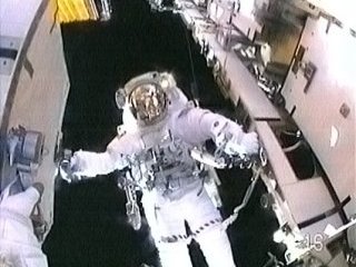 Центр управления полетом в Хьюстоне (штат Техас) прервал третий выход в открытый космос астронавтов пристыкованного к МКС американского шаттла Endeavour
