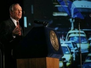 Мэр Нью-Йорка Майкл Блумберг на словах ратует за охрану окружающей среды, а на деле лично потворствует ее загрязнению