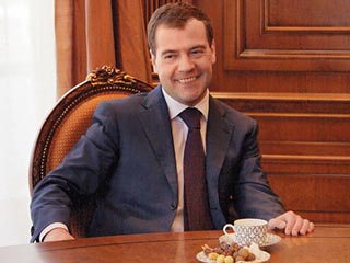 Россияне стали чуть лучше относиться к Медведеву, но Путина все равно любят больше