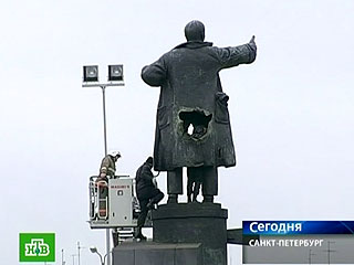 Памятник вождю мирового пролетариата Владимиру Ленину на броневике около Финляндского вокзала в Санкт-Петербурге, который серьезно пострадал от взрыва 1 апреля, скорее всего, демонтируют для проведения реставрационных работ