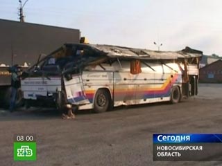 Одна из пострадавших в аварии автобуса под Новосибирском сообщила в четверг в эфире томской телекомпании ТВ-2, что виноват в ДТП водитель - он отвлекся от дороги потому, что рассыпал семечки и пытался их собрать