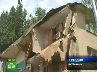 Спасатели извлекли из-под завалов разрушенного общежития в Астрахани тело молодой женщины и ее супруга
