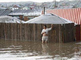 Сильные ливневые дожди затрудняют проведение спасательных операций в Монголии, где жертвами самого сильного за последние 40 лет наводнения стали 26 человек