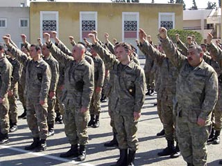 Министерство обороны Республики Кипр приняло дисциплинарные меры в отношении офицеров-инструкторов в учебных лагерях по подготовке новобранцев в Ларнаке и Пафосе, заставлявших молодых людей скандировать "неподобающие лозунги" 