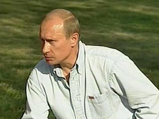 Премьер-министр России Владимир Путин прибыл в субботу на Селигер, где примет участие в форуме "Селигер-2009" и ознакомится с работой молодежного лагеря