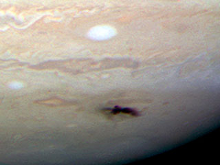Телескоп Hubble сфотографировал столкновение Юпитера с астероидом размером в несколько футбольных полей 