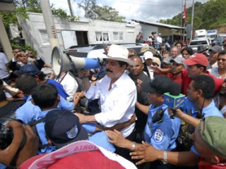 С призывом к США "твердо обозначить" свою точку зрения в отношении гондурасского правительства "де-факто" выступил законный президент центральноамериканской страны Мануэль Селайя