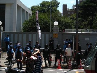 Член одной из японских ультраправых организаций на легковом автомобиле протаранил полицейские заграждения перед посольством РФ в Токио