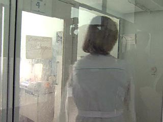 Инфекционная больница &#8470; 1 в Москве, куда в основном доставляют всех людей с подозрением на грипп A/H1N1, переполнена пациентами, сообщил в понедельник источник в больнице РИА "Новости"