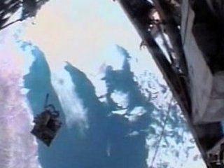 На жителей Земли может пролиться необычный "дождь" из обломков инструментов, потерянных в космосе астронавткой NASA во время выхода в открытый космос