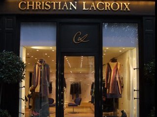 На приобретение находящегося пока под защитой закона о банкротстве знаменитого парижского дома высокой моды Christian Lacroix поступили три заявки