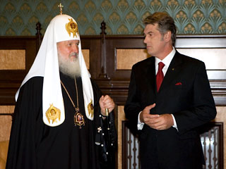 Патриарх Кирилл вручил Ющенко в Киеве первый сертификат на полное собрание сочинений Гоголя