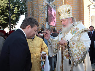 Поприветствовать патриарха Кирилла прибыл лидер Партии регионов и претендент на пост президента Украины Виктор Янукович