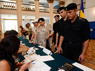 Голосование на досрочных парламентских выборах в Молдавии проходит активно - по данным ЦИК, за первые три часа на участки здесь пришло 8,8% избирателей