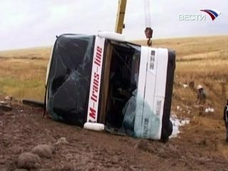 В минувшую пятницу на федеральной автодороге "Дон" рейсовый автобус, следовавший из Краснодара в Ростов-на-Дону, столкнулся с грузовиком, выехавшим на встречную полосу. Погиб 21 человек, еще восемь попали в больницы