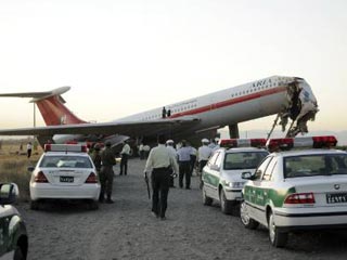 В пятницу Ил-62, выполнявший рейс из Тегерана в Машхад, загорелся и врезался в стену при посадке