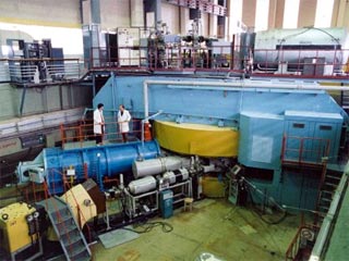В данном случае мишень из берклия, изготовленная ранее и привезенная накануне из НИИ атомных реакторов (НИИАР) в Дмитровграде, была установлена на циклотроне У-400