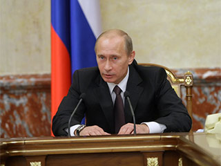Правительство отказалось от планов представления трехлетнего бюджета и внесет в Госдуму лишь "детально распланированный бюджет на 2010 год, заявил премьер-министр Владимир Путин на заседании кабинета министров