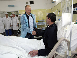 Премьер-министр Владимир Путин прибыл в Московский институт хирургии имени Вишневского, чтобы лично поздравить президента Ингушетии Юнус-Бека Евкурова с днем рождения