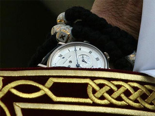 Во время молебна на Владимирской горке в Киеве один из фотографов запечатлел на запястье Святейшего часы фирмы Breguet