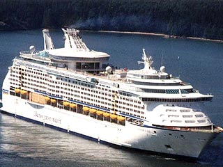 Круизный лайнер Voyager Of The Seas, перевозящий десятки жертв свиного гриппа, пришвартовался в пятницу во Франции по пути из итальянского порта Неаполя в Марсель