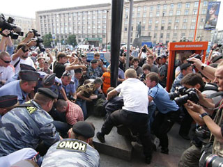 Лидер оппозиционной коалиции "Другая Россия" Эдуард Лимонов и трое его сторонников задержаны в пятницу в центре Москвы. Идут задержания людей на Триумфальной площади