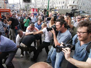 Представители оппозиционной коалиции "Другая Россия" заявляют, что 42 человека, задержанные ранее во время несанкционированного митинга протеста на Триумфальной площади, отпущены