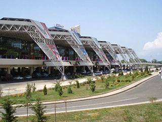 В Сочи около 300 пассажиров опоздали на авиарейсы, отправляющиеся из международного аэропорта "Сочи"