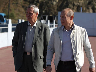 Председатель правительства РФ Владимир Путин в воскресенье утром встретился с известным писателем Валентином Распутиным, живущим и работающем в Иркутске