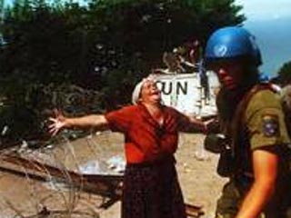 В боснийском городе Сребреница - месте самой кровавой этнической резни в Европе со времен Второй мировой войны - стало известно о еще двух массовых захоронениях. Они могут находиться на территории бывшей базы миротворцев ООН