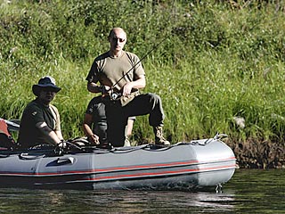 Российский премьер Владимир Путин на пути из Иркутска остановился на однодневный отдых в Республике Тува. Он спустился по порожистой реке и насладился гостеприимством местного чабана