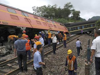 В Индонезии столкнулись два поезда: более 60 раненых, погиб машинист