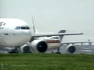 Авиакомпании, задерживающие рейсы, вынуждены держать свои самолеты на земле