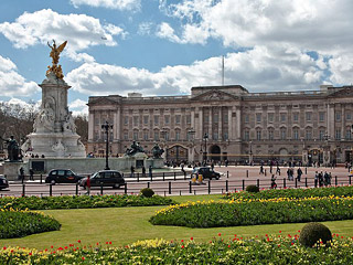 Британская королева Елизавета II в связи с дефицитом бюджета в целях поиска дополнительных доходов распорядилась проводить ночные экскурсии по своей лондонской резиденции - Букингемскому дворцу