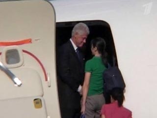 Бывший президент США Билл Клинтон и освобожденные при его посредничестве в КНДР американские журналистки вернулись на родину